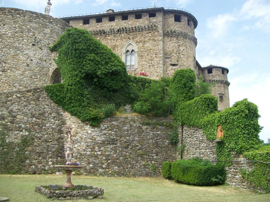 Castello Di Compiano Hotel Relais Museum Exterior foto